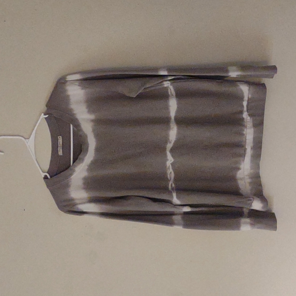 Senzatempo long-sleeved tie-dye top. Size M.  Grey‎ tone color